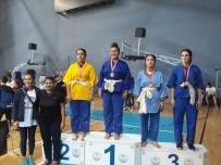 GÜREŞ TAKIMI - Yunusemreli Güreşçiler Zonguldak'ta Madalyaları Topladı