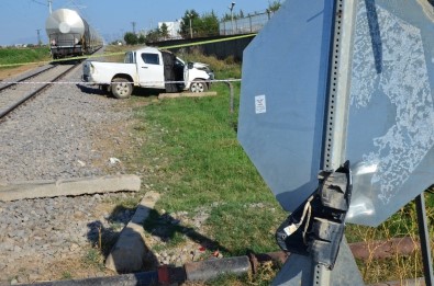 Adana'da Yük Treni DSİ'nin Aracına Çarptı Açıklaması 1 Ölü, 1 Yaralı