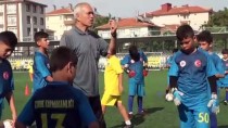 KAHVEHANE - Çocukların Futbolculuk Hayallerini Gerçekleştiriyorlar