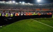 MEDİPOL BAŞAKŞEHİR - İki Takım Oyuncuları Emine Bulut İçin Siyah Pankartla Çıktılar