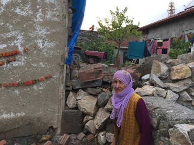 Sağanak Yağış 80 Yaşındaki Ninenin Evini Vurdu