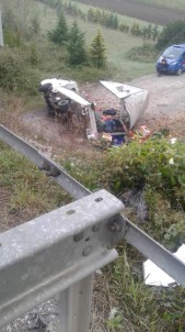 Sebze Yüklü Kamyonet Kontrolden Çıkarak Devrildi Açıklaması 2 Yaralı