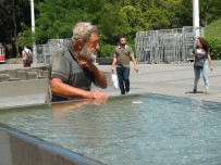 TAKSIM - Sıcaktan Bulanan Vatandaş Süs Havuzunda Serinledi