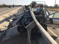 DINEK - Konya'da Otomobil Bariyerlere Çarptı Açıklaması 5 Yaralı