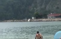 ÇARPMA ANI - Sürücüsüz Kalan Sürat Teknesi Askeri Limana Çarptı