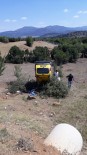MEHMET ERMIŞ - Ticari Taksi Şarampole Devrildi Açıklaması Dede İle Torunu Yaralandı