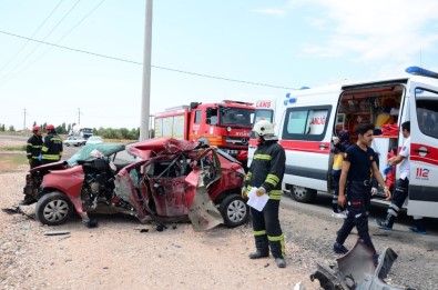 Aksaray'da Direğe Çarpan Otomobil Hurdaya Döndü Açıklaması 1 Ölü, 1 Yaralı