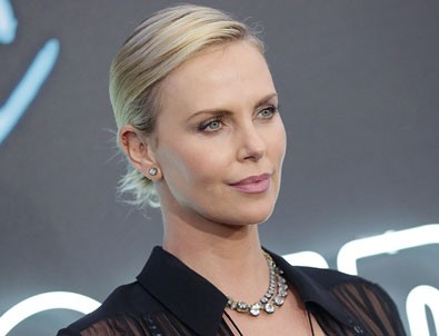 Charlize Theron, cinsiyet değiştirme sürecinde olan kızının son fotoğrafını paylaştı