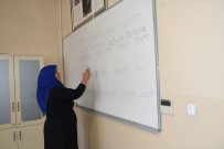HASAN CELAL GÜZEL - Şahinbey Belediyesi Sosyal Tesislerinde Okuma Yazma Öğreniyorlar