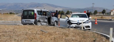 Ticari Araç İle Otomobil Çarpıştı, Aynı Aileden 4 Kişi Yaralandı