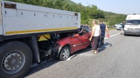 Tır Saplanan Otomobili Metrelerce Sürükledi Açıklaması 4 Yaralı Haberi