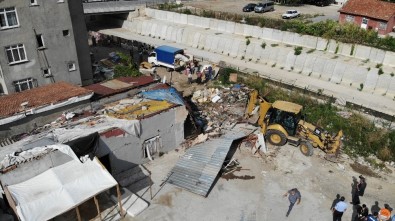 Ataşehir'de Su Baskınlarına Karşı Dere Yatağındaki Barakalar Yıkıldı