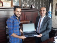 VAN YÜZÜNCÜ YıL ÜNIVERSITESI - Başkan Ensari, Tıp Fakültesini Kazanan Öğrenciye Laptop Hediye Etti