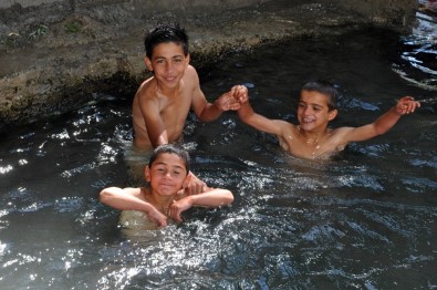 Çocuklar Şifalı Suda Yüzerek Serinliyorlar