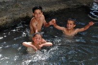 ESENDERE - Çocuklar Şifalı Suda Yüzerek Serinliyorlar