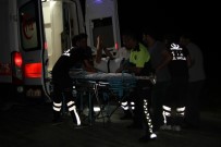 KAÇAK MÜLTECİ - Kaçak Mültecilerle Yaşanan Kovalamacada Bir Polis Yaralandı