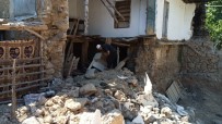 YAŞLI ÇİFT - Toprak Ev Çöktü, Faciadan Dönüldü
