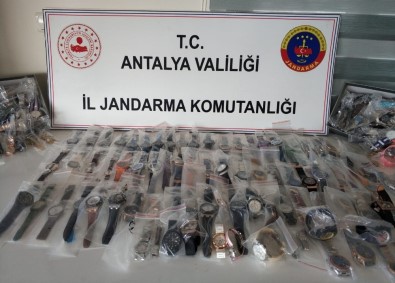 Antalya'da 588 Adet Kaçak Kol Saati Ele Geçirildi