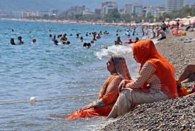 Antalya'da Termometreler 39 Dereceyi Gösterdi