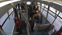 AHMET ERTUĞRUL - Bisikletten Düşen Kişiye Otobüs Sürücüsü Yardım Etti
