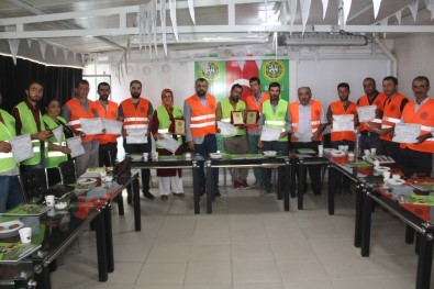 Çobanlara Fosforlu Yelek Dağıtıldı