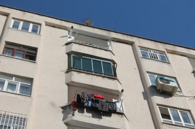 Diyarbakır'da Balkon Camı Tost Yiyen Gencin Kafasına Düştü