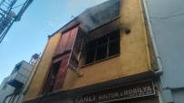 İzmir'de 3 Katlı Mobilya Atölyesinde Yangın