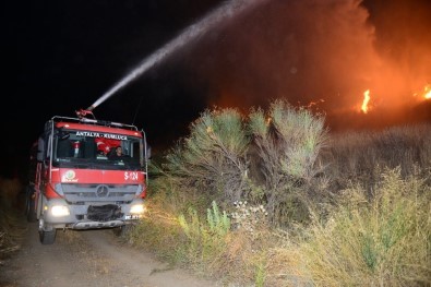Kumluca'da Korkutan Yangın Söndürüldü