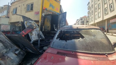 Sultangazi'de Oto Tamircisinde Yangın Çıktı, 2 Araç Kül Oldu