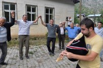 OKAY MEMIŞ - Vali Memiş Köylülerle Tulum Eşliğinde Horon Oynadı