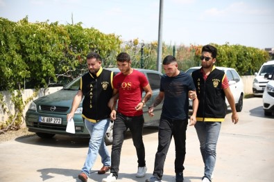 Yerde Sürükledikleri Gencin Çantasını Ve Cep Telefonunu Çaldılar