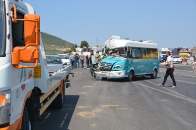 Yolcu Minibüsü Hafriyat Kamyonuna Çarptı Açıklaması 11 Yaralı