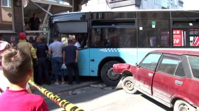 Gaziosmanpaşa'da Halk Otobüsü Apartmana Çarptı