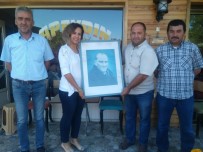 PORTRE - İşçiler Çöpte Buldukları Atatürk Portresini Temizleyip Kadın Muhtara Hediye Etti