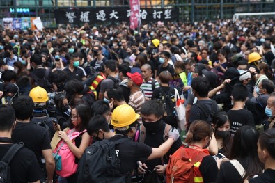 Hong Kong'da Hükumet Karşıtları Sokağa Döküldü