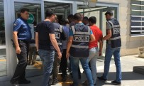 CUMHURİYET ALTINI - Sahte Polisler, 100 Bin TL'lik  Ziynet Eşyası Dolandırdı, Gerçek Polise Yakalandı