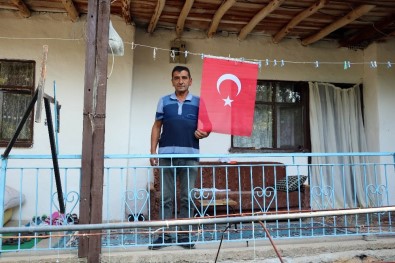 30 Ağustos'ta Köylerini Türk Bayraklarıyla Donattılar