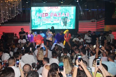 Demet Akalın Bodrum'da Güneş Gözlükleriyle Sahne Aldı