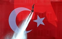 DANS GÖSTERİSİ - Dev Havuzda Aynı Anda Havalanan 10 Flyboard İle 30 Ağustos Gösterisi