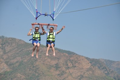 Engelliler Vatandaşlar Paraşütle Uçmanın Keyfini Yaşadı