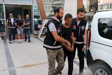 Kocaeli'de Marketten 40 Bin TL'lik Sigara Ve Kuruyemiş Çalan 3 Şahıs Yakalandı