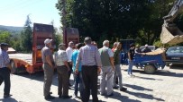İŞ MAKİNESİ - Köylüler Su Araması Yapan İş Makinesinin Geri Çekilmesine Tepki Gösterdi