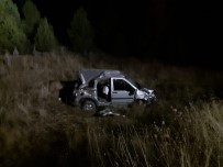 KURUÇAY - Hafif Ticari Araç Şarampole Yuvarlandı Açıklaması 1 Ölü, 2 Yaralı