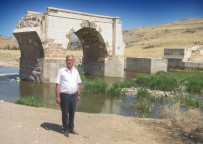 ÇÖKME TEHLİKESİ - Arabanlılardan Tarihi Köprü Çevresine Piknik Alanı Talebi