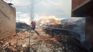 Çorum'da Köyde Yangın Çıktı, 7 Ev Kül Oldu