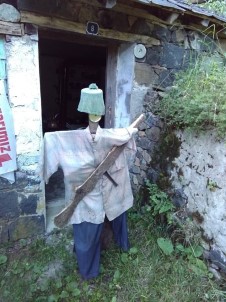 Korkuluk Bile Yaptılar, Yine De Ayıdan Kurtulamadılar