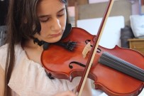 KÜÇÜK KIZ - Sokak Hayvanları İçin Çaldığı Kemanı Hırsızların Hedefi Oldu