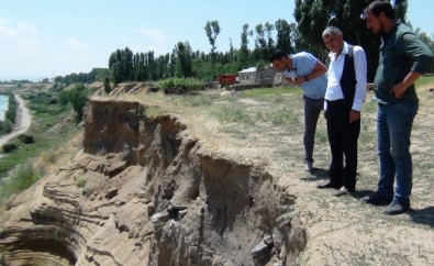 Toprak Kayması Tarihi Mezarlığı Açığa Çıkarttı