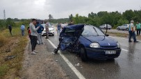 HÜSEYIN AKıN - Trafik Kazasında Yardım İçin Duran Minibüse Çarptı Açıklaması 1 Ölü, 6 Yaralı