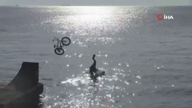 Çılgınlığın Böylesi Açıklaması Bisikletle Denize Atladılar